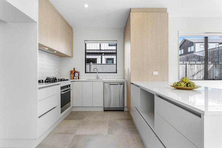 Photo of property in 21 Parkmore Drive, Rosehill, Papakura, 2113