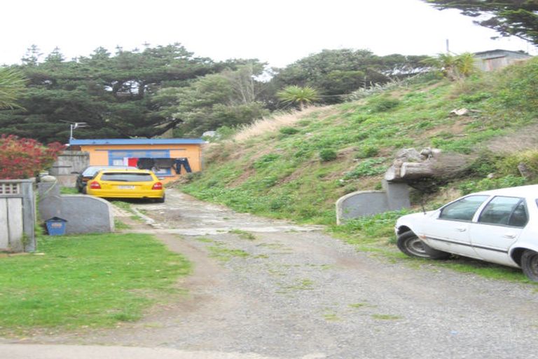 Photo of property in 100 Glanmire Road, Newlands, Wellington, 6037