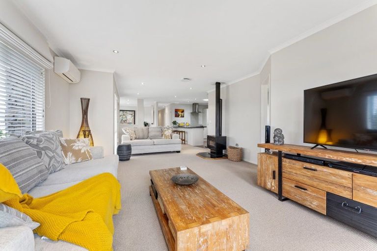 Photo of property in 16 Barry Curtis Place, Levin, 5510