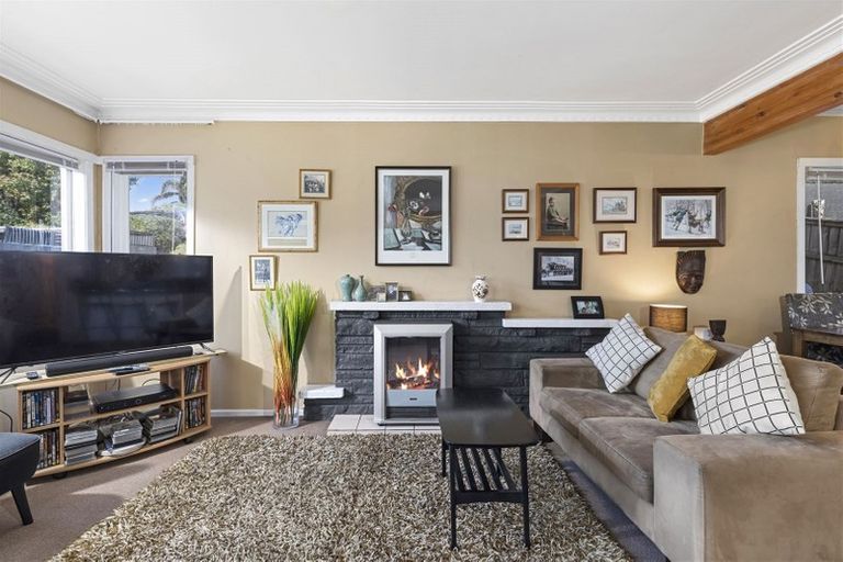 Photo of property in 389 Wairau Road, Totara Vale, Auckland, 0629