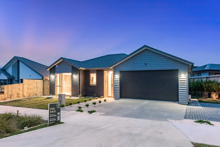 Photo of property in 43 Lumbarda Drive, Kumeu, 0810