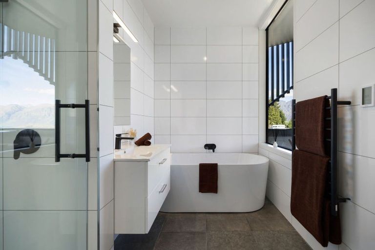 Photo of property in 14 Vancouver Drive, Queenstown, 9300