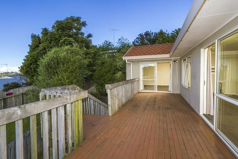Photo of property in 2/10 Tesla Place, Totara Vale, Auckland, 0629