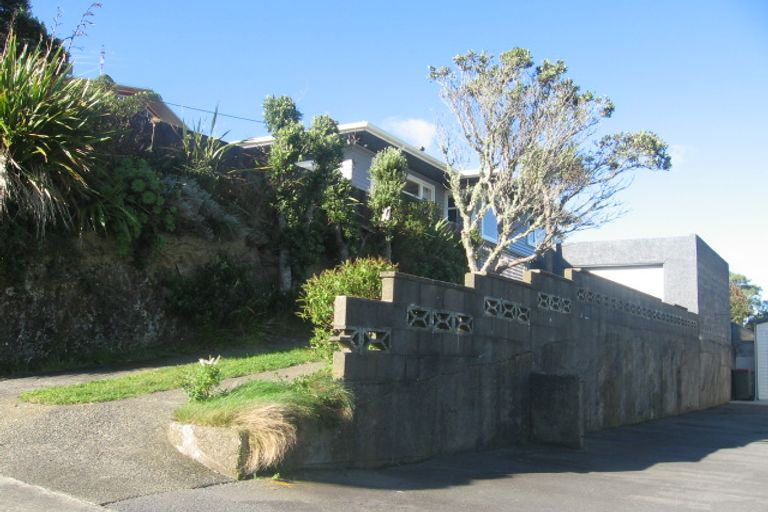 Photo of property in 33 Pokohiwi Road, Normandale, Lower Hutt, 5010