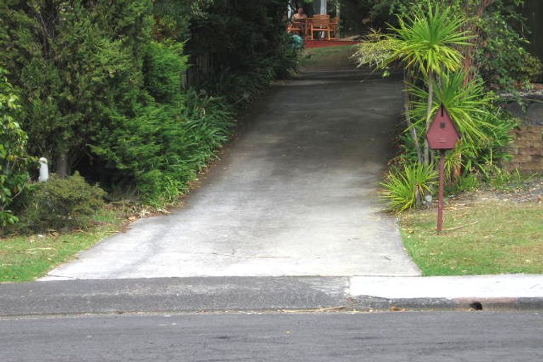 Photo of property in 9 Vinceroy Place, Green Bay, Auckland, 0604