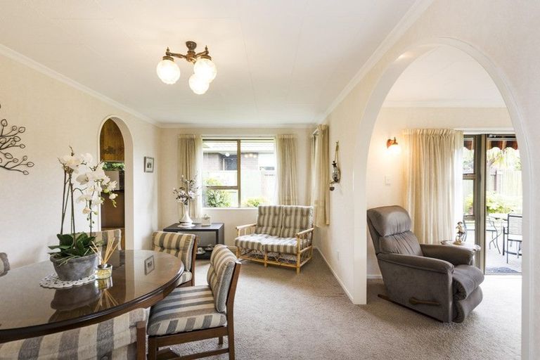 Photo of property in 2 Huhana Court, Hokowhitu, Palmerston North, 4410