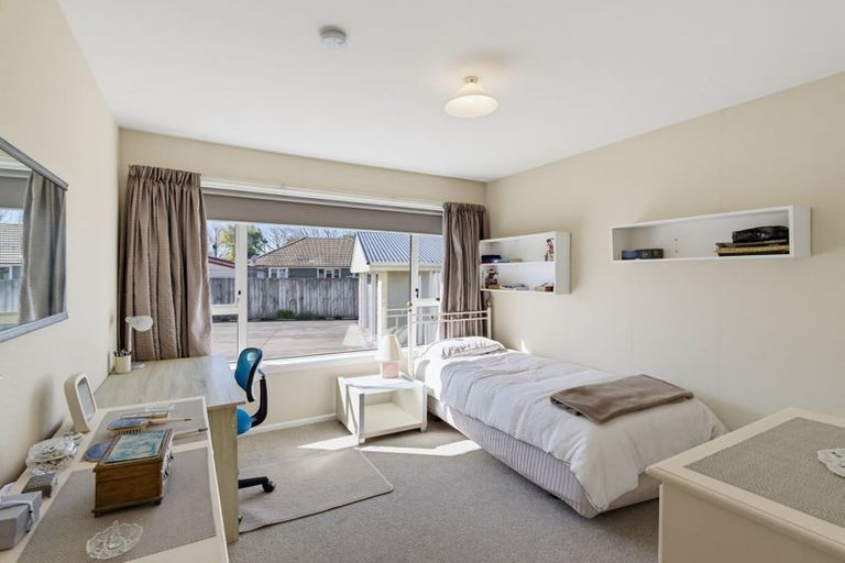 Photo of property in 332 Memorial Avenue, Burnside, Christchurch, 8053