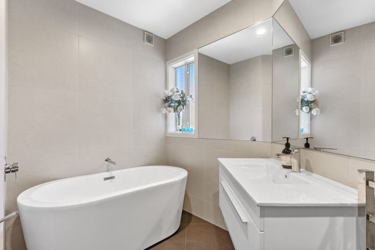 Photo of property in 2/20 Gulf View Road, Murrays Bay, Auckland, 0630