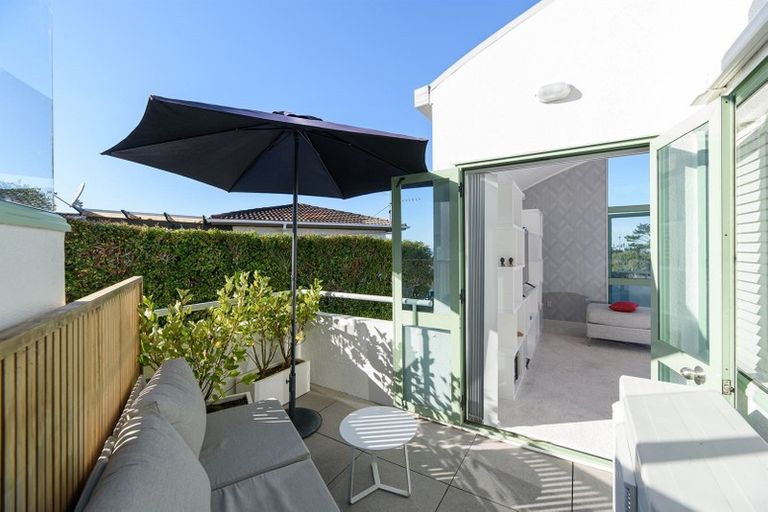 Photo of property in 1/7 Kaihu Street, Northcote, Auckland, 0627