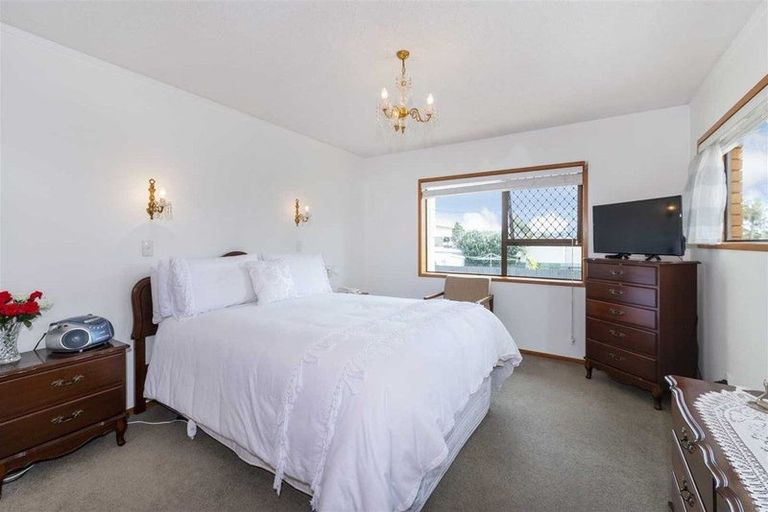 Photo of property in 208 Edmonton Road, Te Atatu South, Auckland, 0610