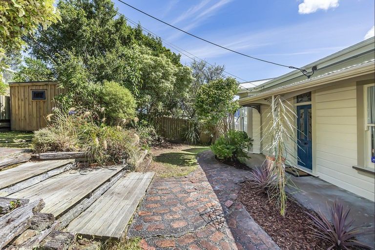 Photo of property in 129 Northland Road, Northland, Wellington, 6012