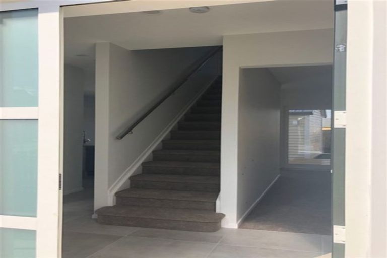 Photo of property in 2 Riroriro Close, Papakura, 2110