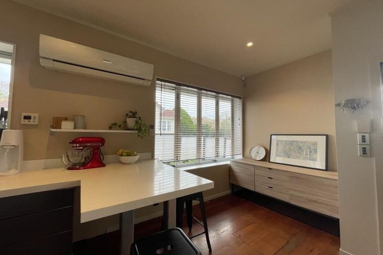 Photo of property in 60 Waiohua Road, Greenlane, Auckland, 1061
