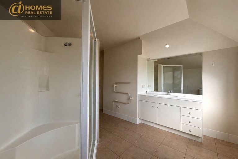 Photo of property in 5 Queen Natalie Place, Massey, Auckland, 0614