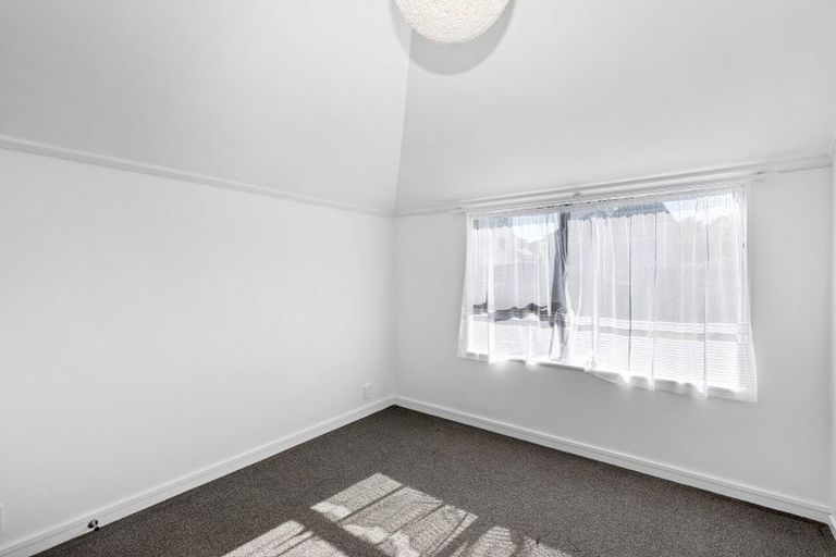 Photo of property in 128 Akaroa Drive, Maupuia, Wellington, 6022