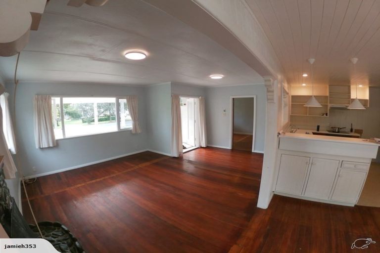 Photo of property in 28 Bertram Road, Kawakawa Bay, Papakura, 2585