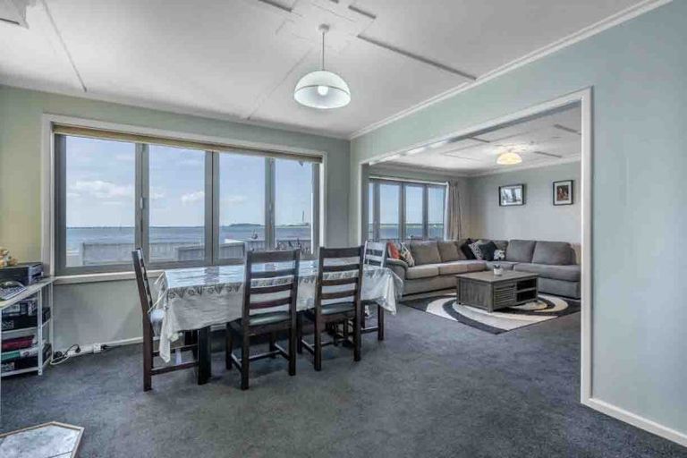 Photo of property in 246 Marine Parade, Bluff, 9814
