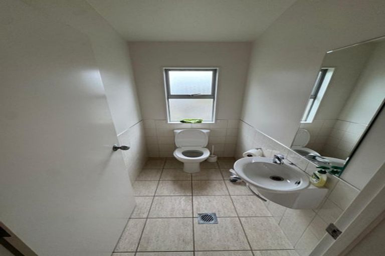 Photo of property in 8a Glenfield Road, Birkenhead, Auckland, 0626