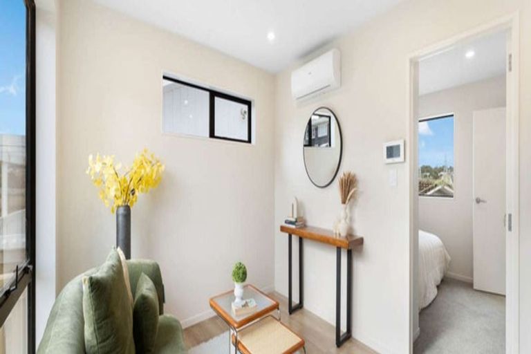 Photo of property in 10a Helleur Road, Massey, Auckland, 0614