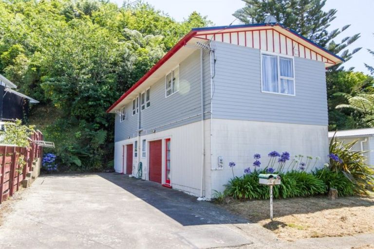 Photo of property in 1/10 Mckelvey Place, Tawa, Wellington, 5028