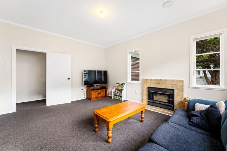 Photo of property in 52 The Drive, Tawa, Wellington, 5028