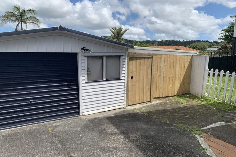 Photo of property in 90 Lantana Road, Green Bay, Auckland, 0604
