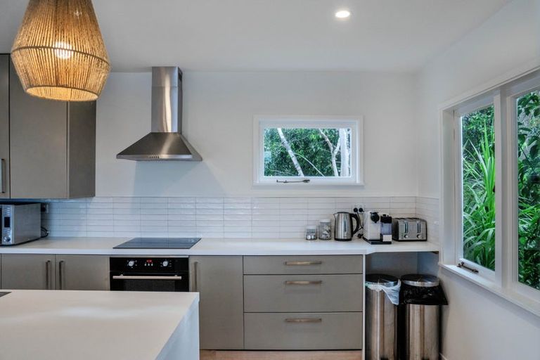 Photo of property in 15 Pacific Parade, Army Bay, Whangaparaoa, 0930