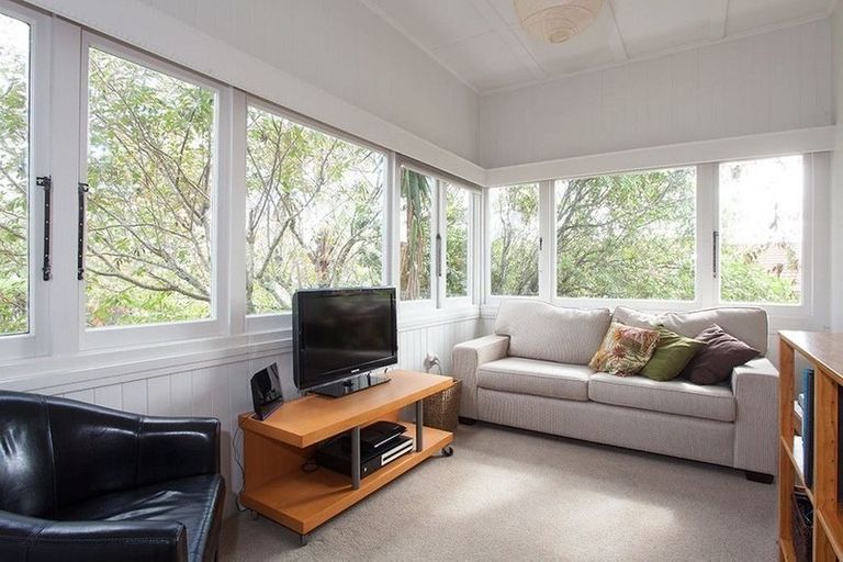 Photo of property in 19 Walmer Road, Point Chevalier, Auckland, 1022