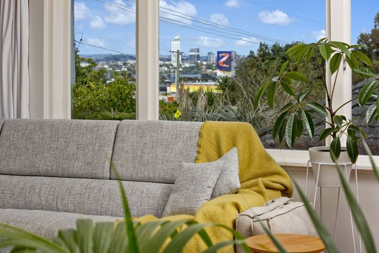 Photo of property in 1/160 East Coast Road, Forrest Hill, Auckland, 0620