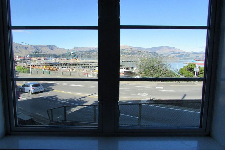 Photo of property in 2 Hawkhurst Road, Lyttelton, 8082