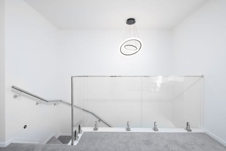 Photo of property in 37 Taipahitini Road, Rosehill, 2113