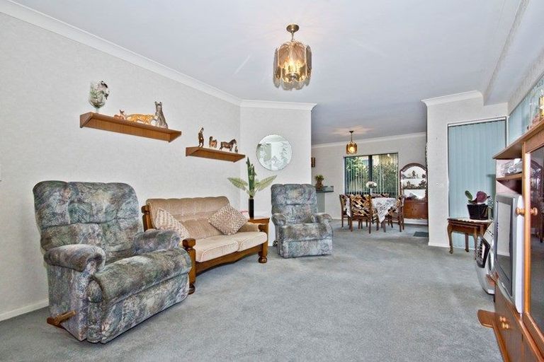 Photo of property in 15 Heversham Place, Glendene, Auckland, 0602