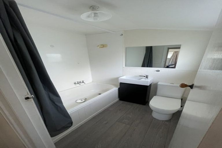 Photo of property in 71 Golf Road, New Lynn, Auckland, 0600