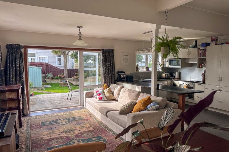 Photo of property in 121 Onepu Road, Lyall Bay, Wellington, 6022