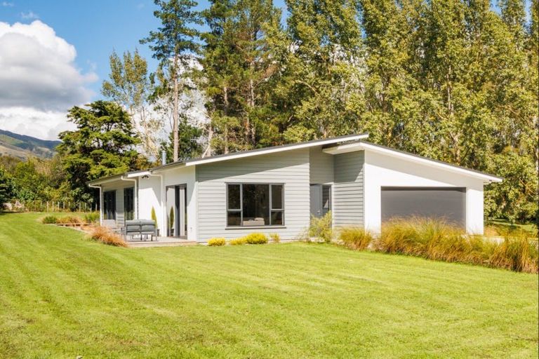 Photo of property in 30 Rewarewa Street, Tokomaru, Palmerston North, 4474