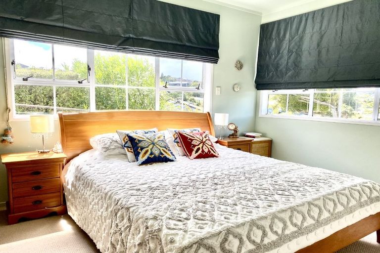 Photo of property in 21 Macnay Way, Murrays Bay, Auckland, 0630