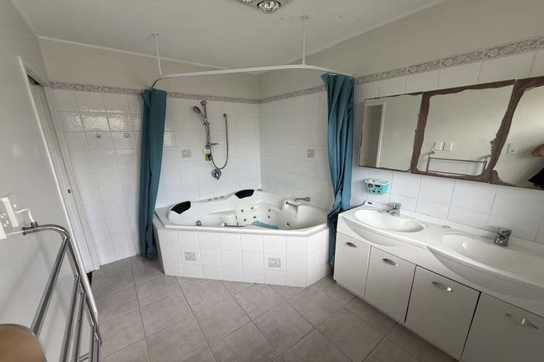 Photo of property in 30 Meadway, Sunnyhills, Auckland, 2010