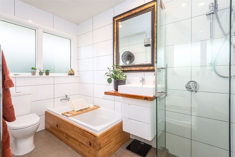 Photo of property in 2/10 Ladbrokes Place, Fendalton, Christchurch, 8052