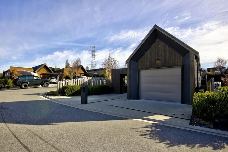 Photo of property in 1 Huxley Place, Lake Hayes, Queenstown, 9304