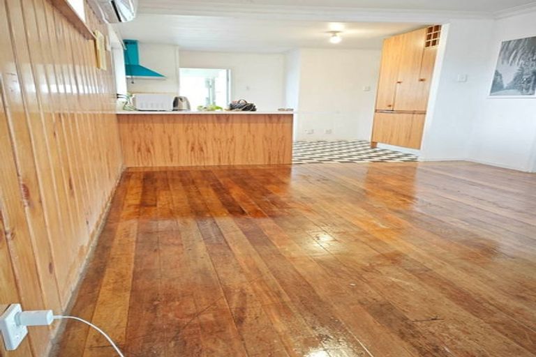 Photo of property in 18 Saint Leonards Road, Kelston, Auckland, 0602