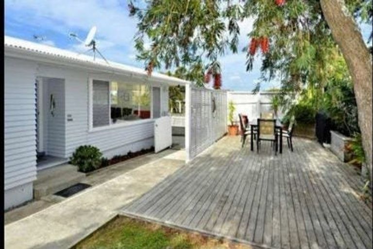 Photo of property in 3b Dallinghoe Crescent, Milford, Auckland, 0620