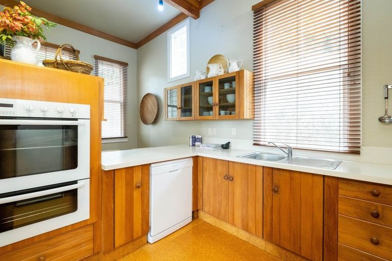 Photo of property in 16 Sealy Road, Bluff Hill, Napier, 4110