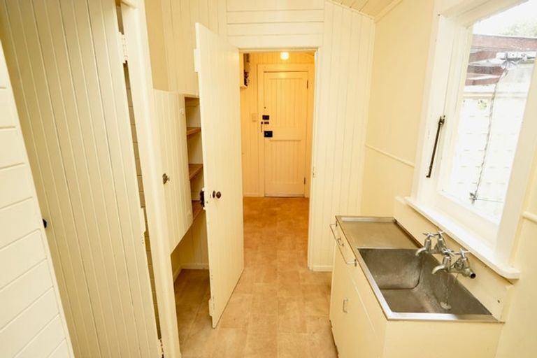 Photo of property in 28 Rangitane Street, Palmerston North, 4414