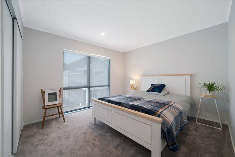 Photo of property in 16 Waimoana Close, Massey, Auckland, 0614