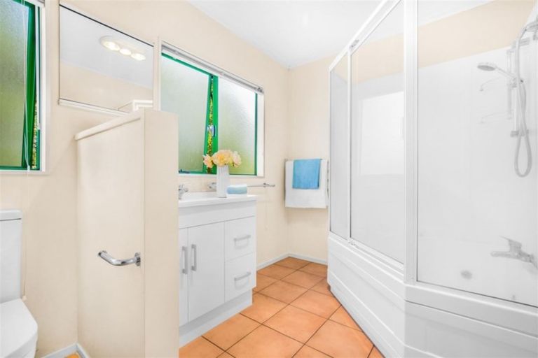 Photo of property in 2/44 Loloma Drive, Half Moon Bay, Auckland, 2012