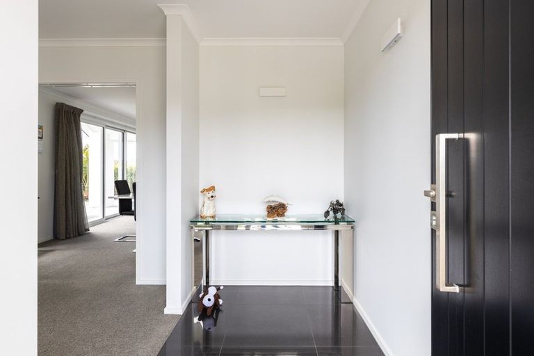 Photo of property in 1 Oakmont Crescent, Waiwhakaiho, New Plymouth, 4312