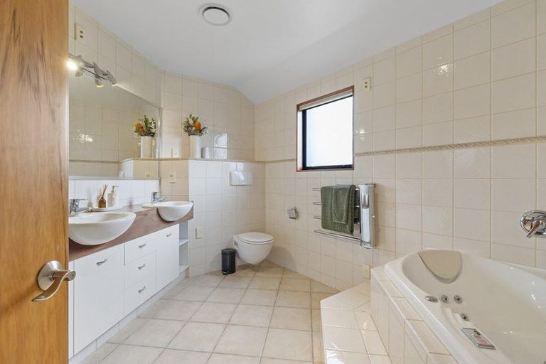 Photo of property in 33 Ruapehu Drive, Fitzherbert, Palmerston North, 4410