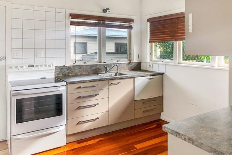 Photo of property in 3/13 Otakau Road, Milford, Auckland, 0620