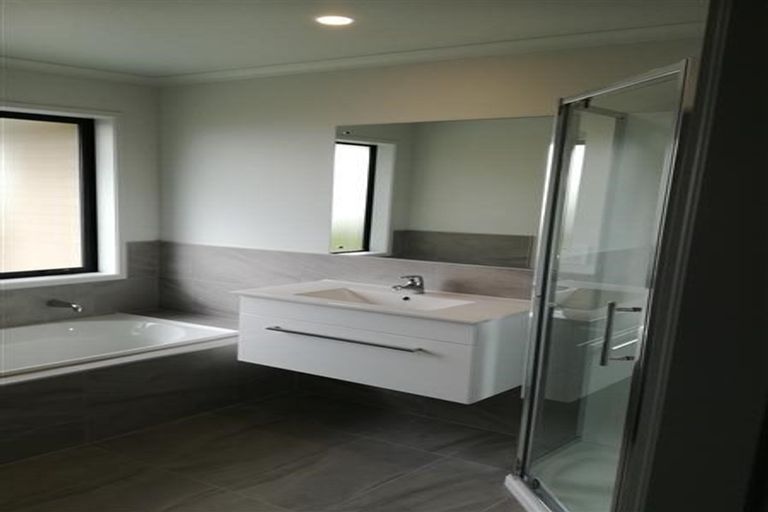 Photo of property in 32 Regis Park Drive, Pukekohe, 2120