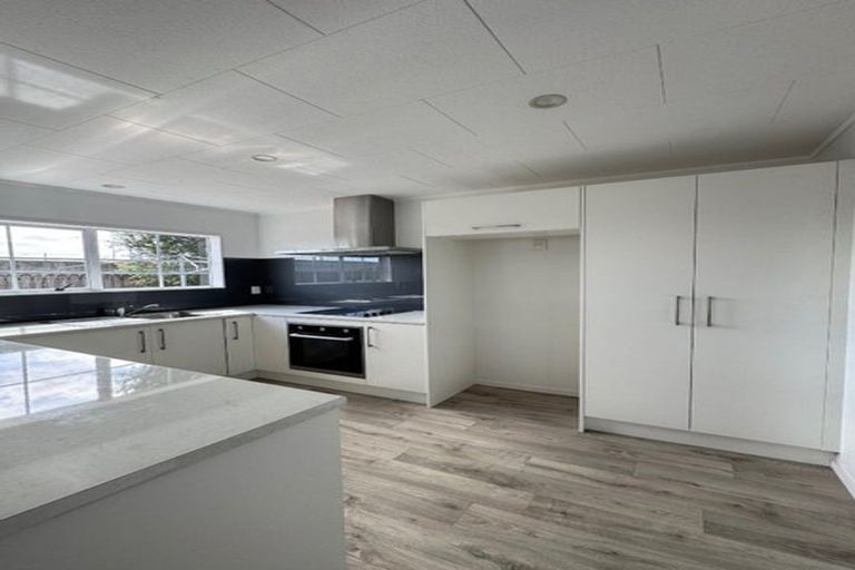 Photo of property in 31 Barbados Drive, Unsworth Heights, Auckland, 0632